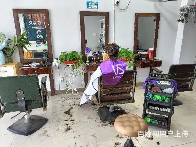 转盘处临门面低价急转，门头宽大明亮 - 图片 1