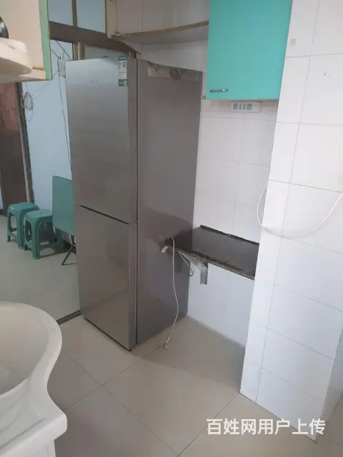 出租两室一厅，步行街潮汇楼上。屋里干净， - 图片 9