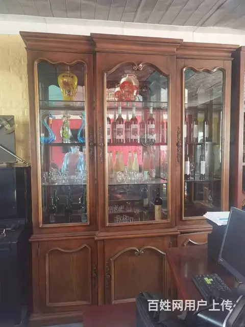 出售二手酒柜，九九成新实木酒柜 - 图片 1