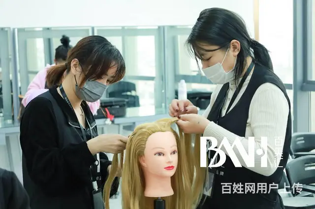 专业化妆师培训学校哪里有？ - 图片 1