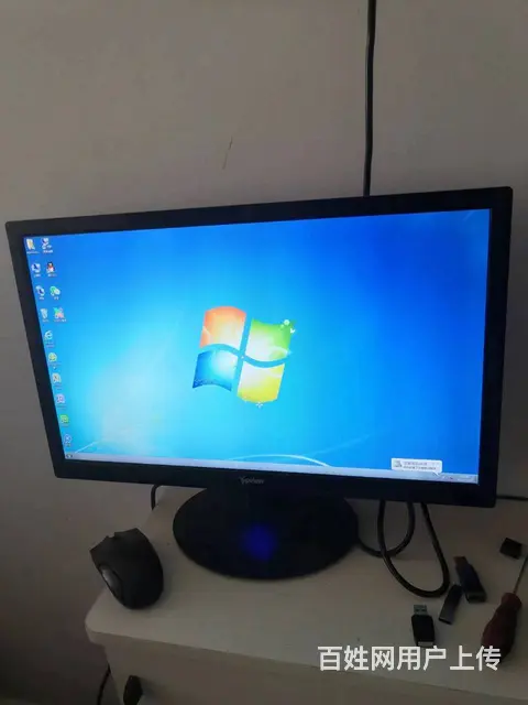 家里三台22寸冠捷AOC电脑液晶显示器 - 图片 1