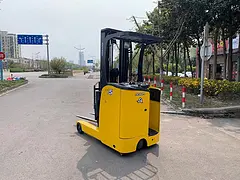 进口小松1.5吨站立式电动叉车 升高5米二手叉车便宜处理