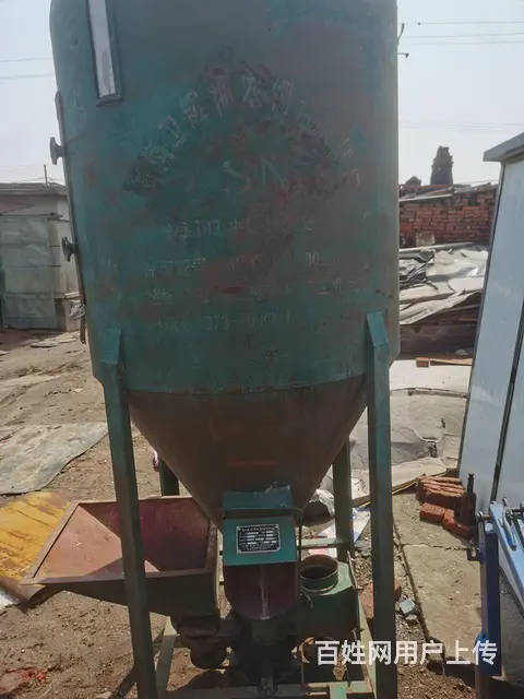 鸡猪羊    拌料的机器 - 图片