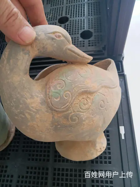 两个老瓷器，一个浅蓝色的瓶子，一个鹅样式的东西，鹅 - 图片 2