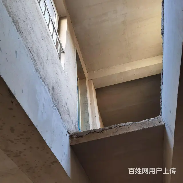 车库上五楼带阁楼，没交钥匙，能办房证 - 图片 2