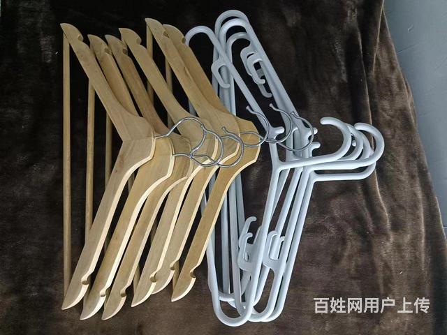 衣服挂的图片