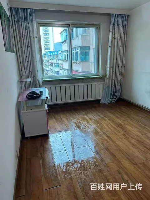 德太天和酒店后步梯8楼屋内有热水器床洗衣机衣柜烟机的图片