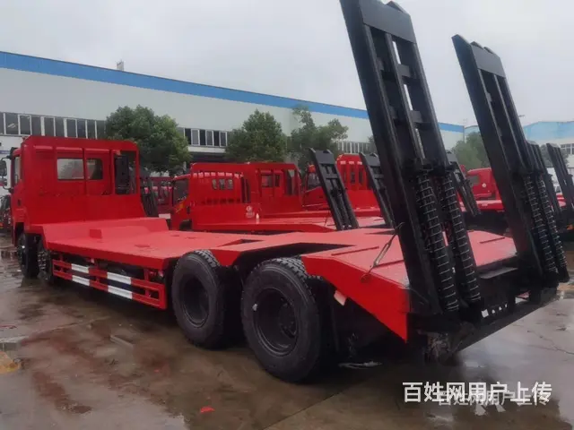 东风四桥40吨低凹板拖车 双节液压爬梯 - 图片 1