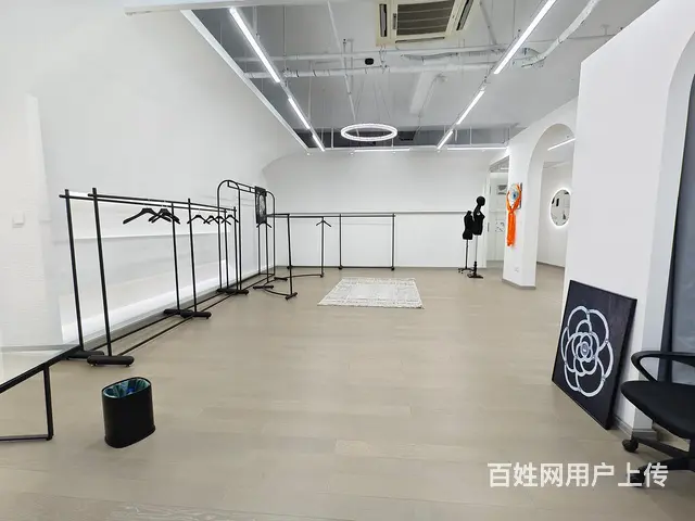 地铁口 实拍 简约白色系 服装展厅 设计 直播 电商办公 - 图片 3
