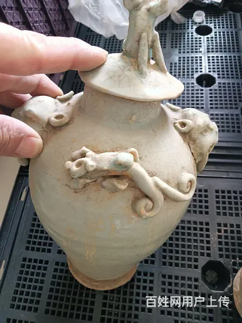 两个老瓷器，一个浅蓝色的瓶子，一个鹅样式的东西，鹅 - 图片 5