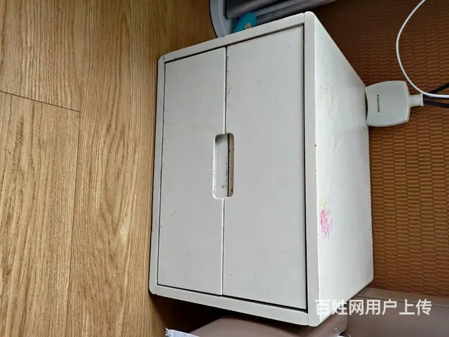 低价诚信出售自用纯实木油漆床头柜拉！ - 图片 2