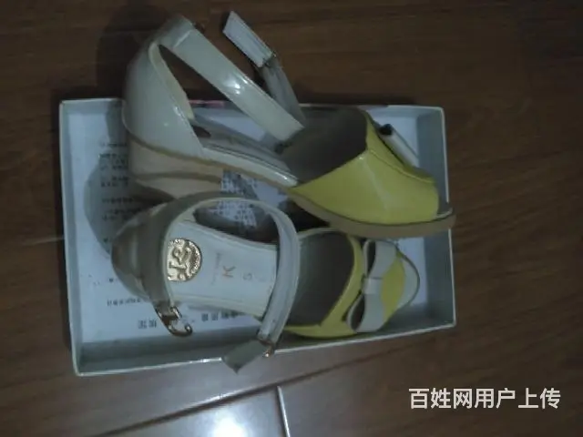 一双女式皮鞋 - 图片 3