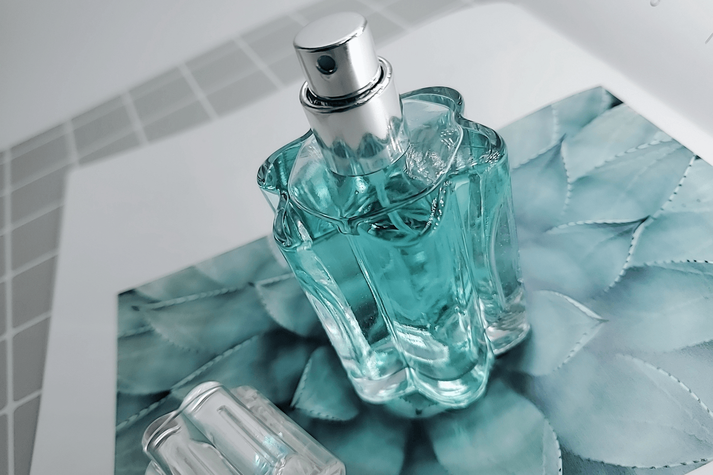 很简单,一瓶韦香主爱情香水就能搞定.