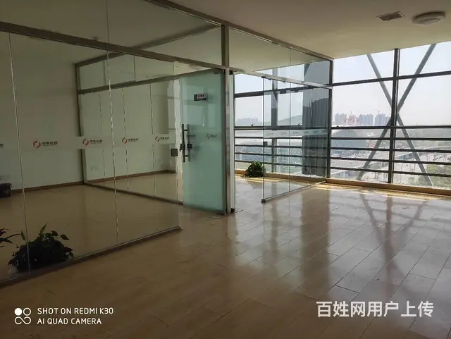 高铁站旁100平高层南向带玻璃隔断出租 - 图片 2