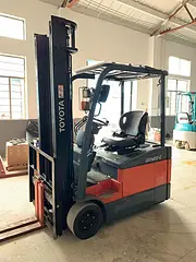 丰田1.5吨三支点二手叉车 进箱带调距叉电动叉车