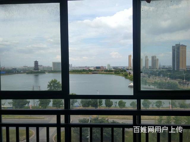 湖景房，阳台、房间看湖景，家电家具齐全拎包入住的图片