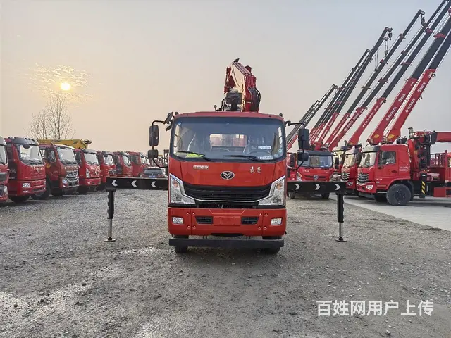 重汽豪曼6-8吨折臂随车吊 厂家地址 - 图片 2