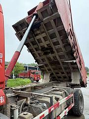 蓝牌自卸车