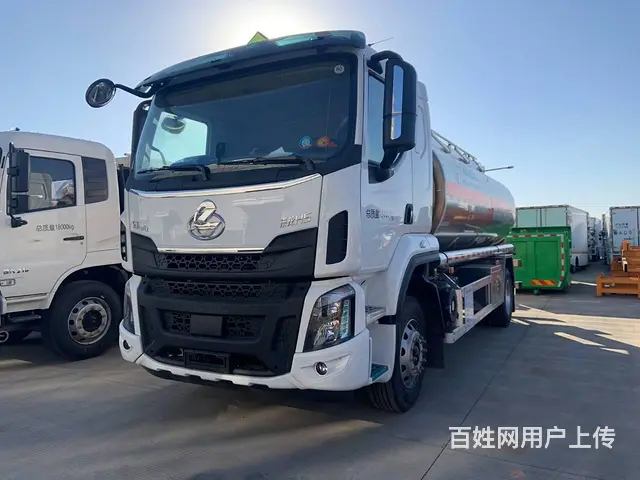 国六东风柳汽满载11吨油罐车 - 图片 1