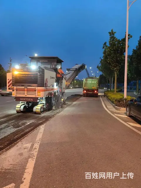 沥青路面施工修路筑路柏油路黑油沥青混凝土路面划线 - 图片 1