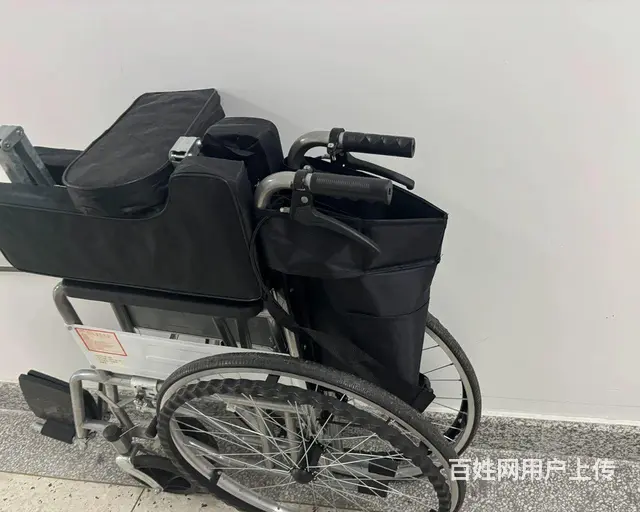 折叠轮椅 - 图片 1
