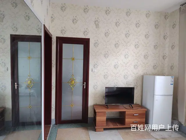新都汇科大二附院小商品市场三室一厅领包 - 图片 1