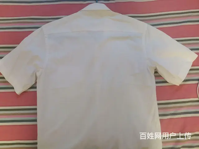 雅鹿白色短袖衬衫。 - 图片 2