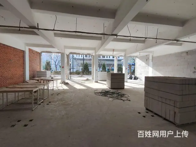 该商铺位于地铁口附近，面临街道，来往人流量多。 - 图片 3