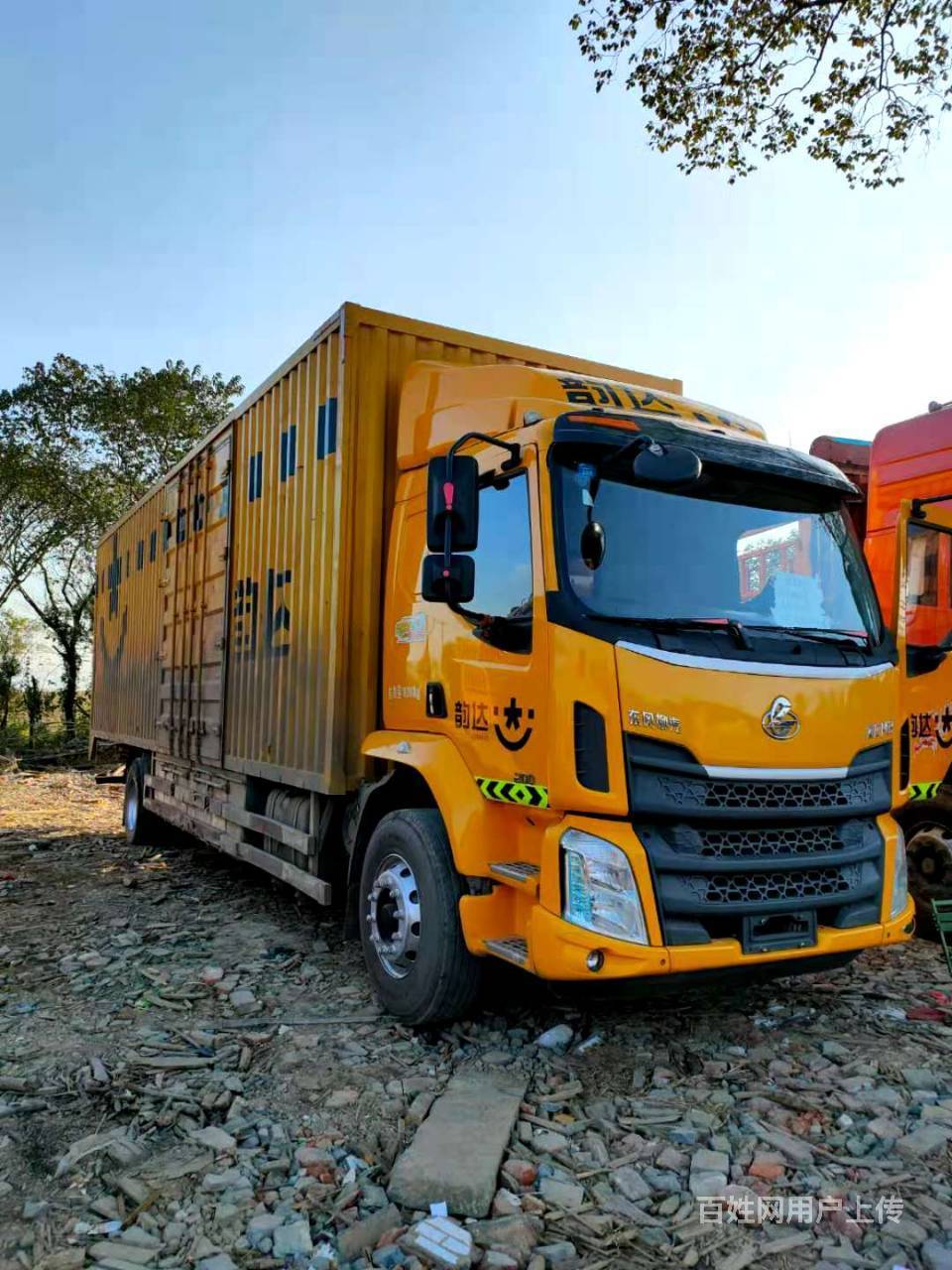 东风柳汽m3单桥厢式货车9米6国五200马力可提档