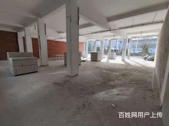 该商铺位于地铁口附近，面临街道，来往人流量多。 - 图片 5