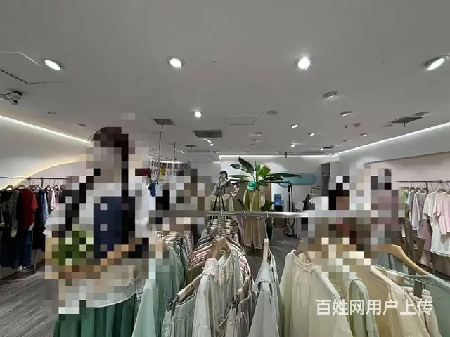 同城推广丨市中心大型商场内营业中服装店转让，精装修 - 图片 5