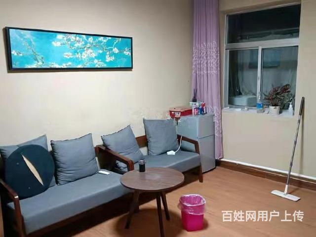胜利广场附近一楼带院  家具家电暖气煤气的图片