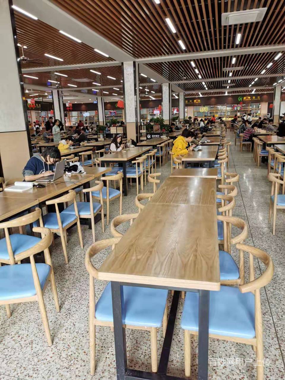 大学美食城火人气来袭,经开区万人学校食堂档口