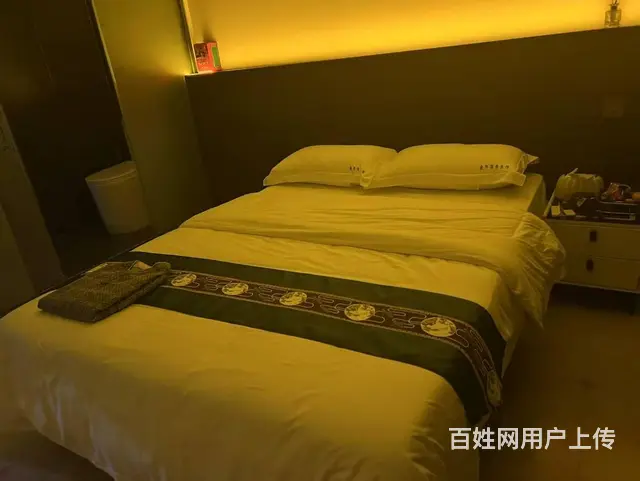 店铺位于兴义公园里对面，繁华地段，面积290平，上下两层，一 - 图片 2