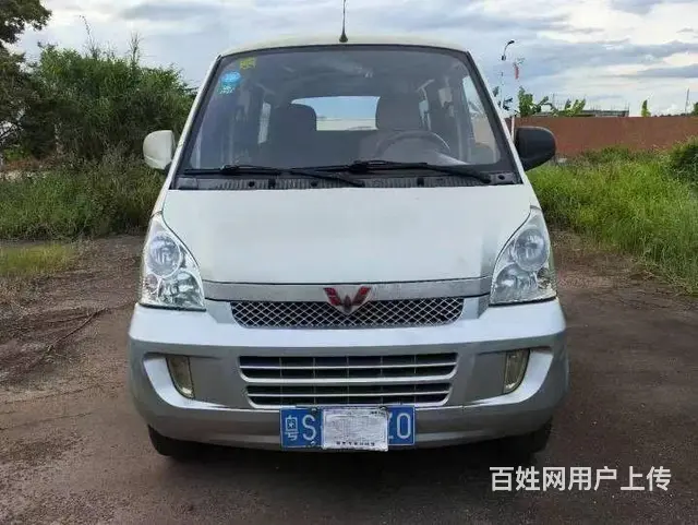 五菱荣光面包车 - 图片 1