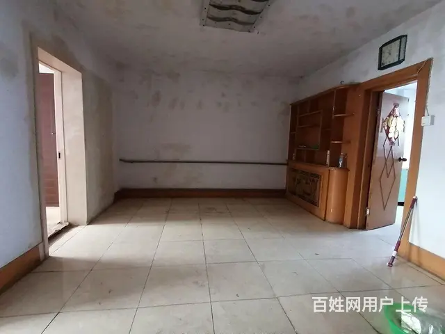 超级便宜新华小学附近四楼77.6平两室一厅双阳格局简单装修 - 图片 1