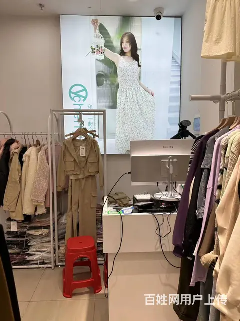 （51旺铺推荐）解放路步行街45平服装店转让 - 图片 1