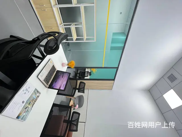 可容纳15-20人办公室，带沙发隔间，沙发全新 - 图片 2