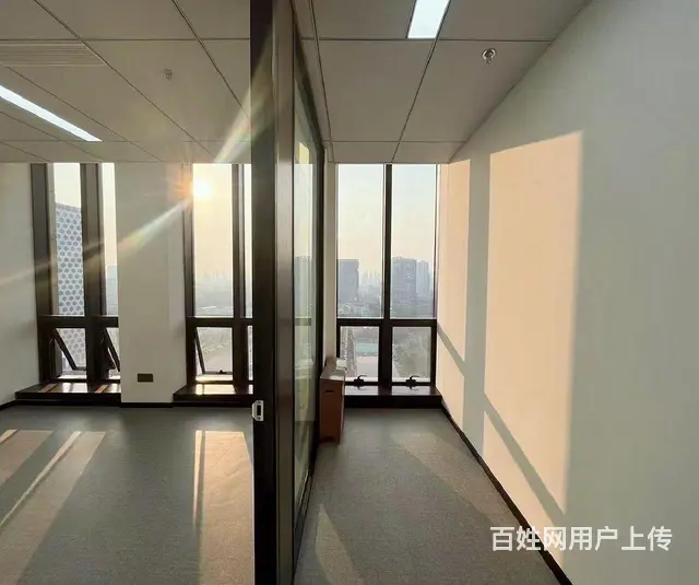 地铁口招人方便 800方顶楼整层带双露台 高利用率 实图呈现 - 图片 3