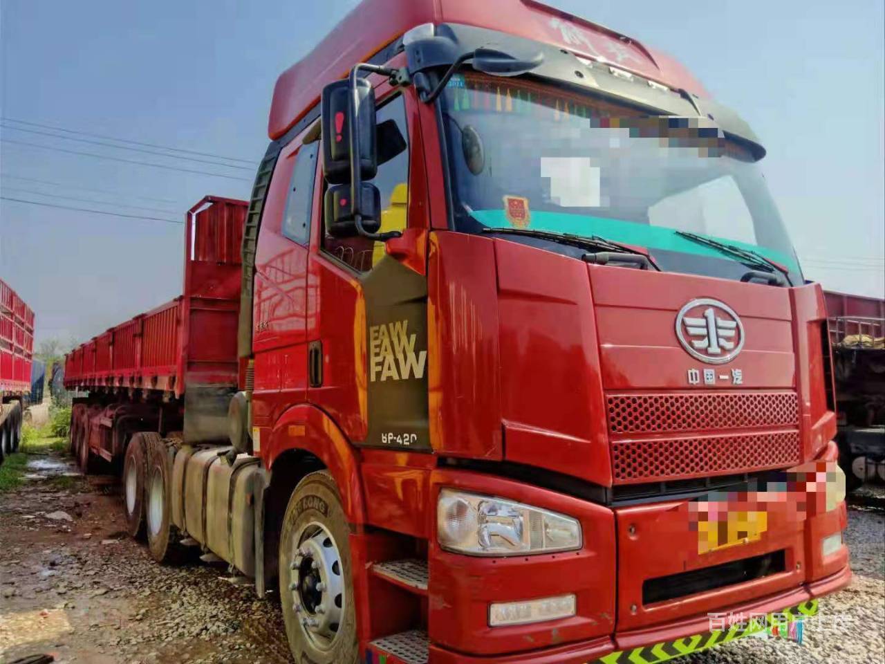 国五解放j6p半挂牵引车420马力13米侧翻板