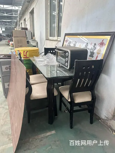 出售二手餐桌椅一套，实木钢化玻璃桌带四把椅子 - 图片 1