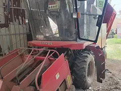 福田三行玉米收割机