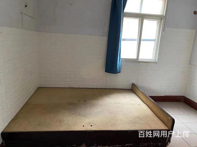 体育馆附近群英厂楼 普通住宅1厅 简单装修的图片