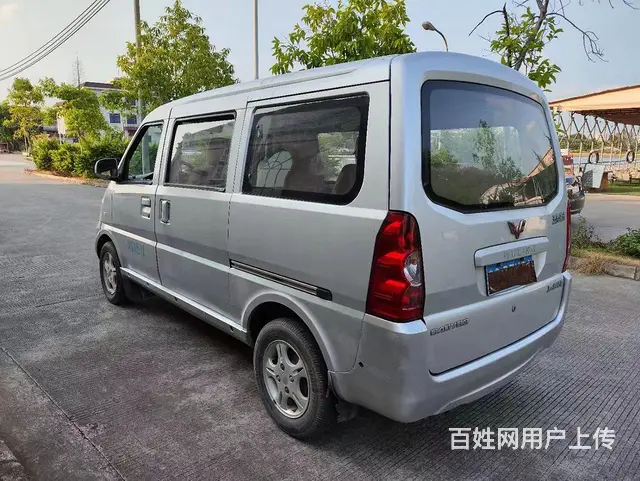 五菱荣光面包车7座 - 图片 5