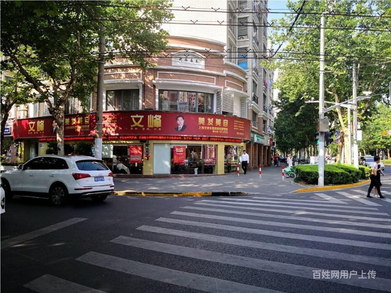 静安区新闸路十字路口转角位置文峰美发圆弧展示面宽1