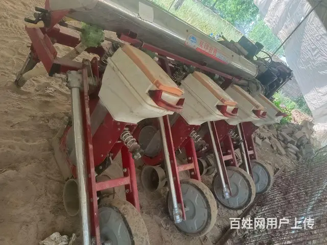 使用几十亩地的四行玉米播种机 - 图片 2