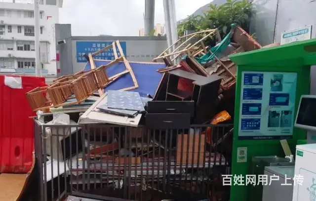 成都清理落叶树枝工人 垃圾清运车 环卫处代扔旧家具 - 图片 2
