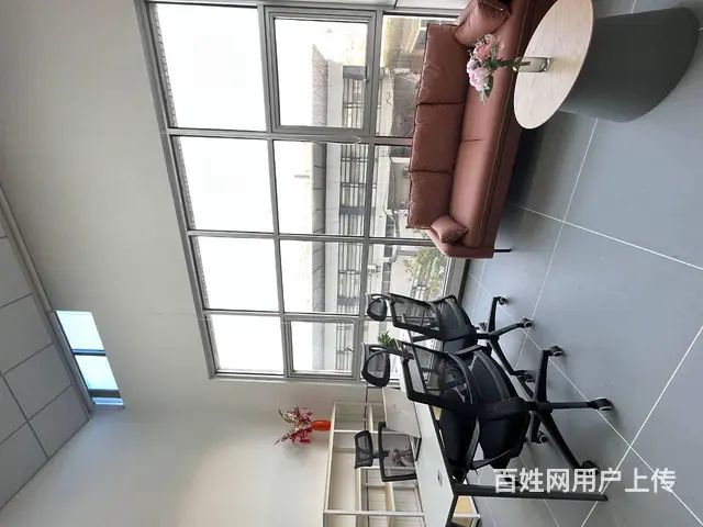 可容纳15-20人办公室，带沙发隔间，沙发全新 - 图片 1